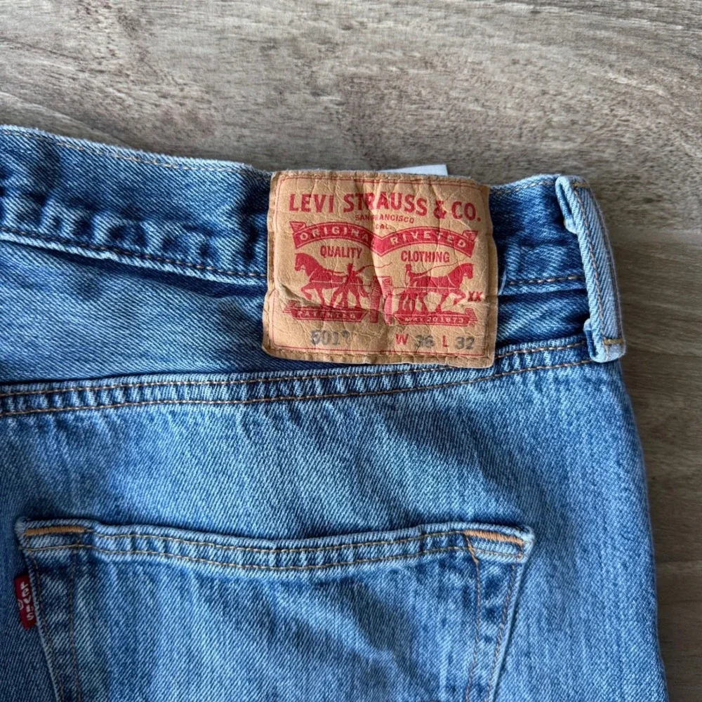 Levis 501 Original Fit Blue‎ Denim Jeans W32 L29 Distressed